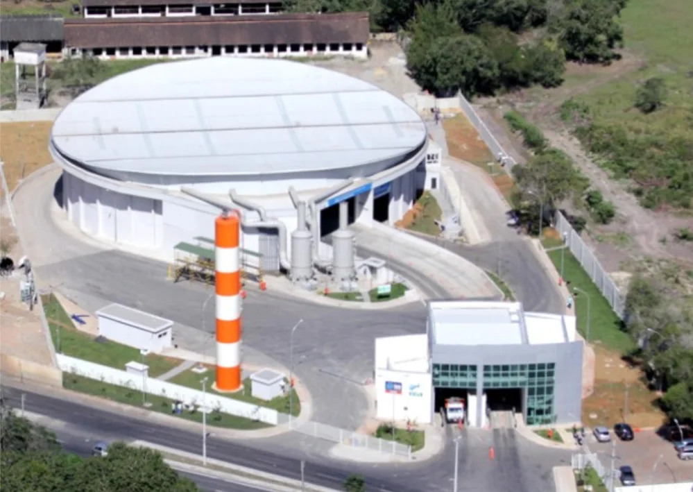 Estação de tratamento de resíduos com cobertura metálica curva