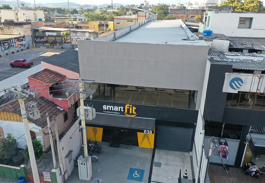 Cobertura metálica de empreendimento comercial